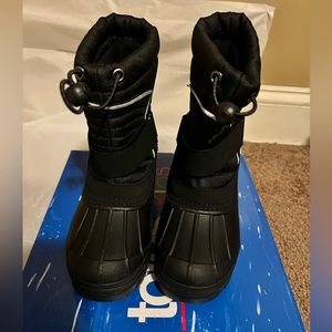 Totes kids snow boots